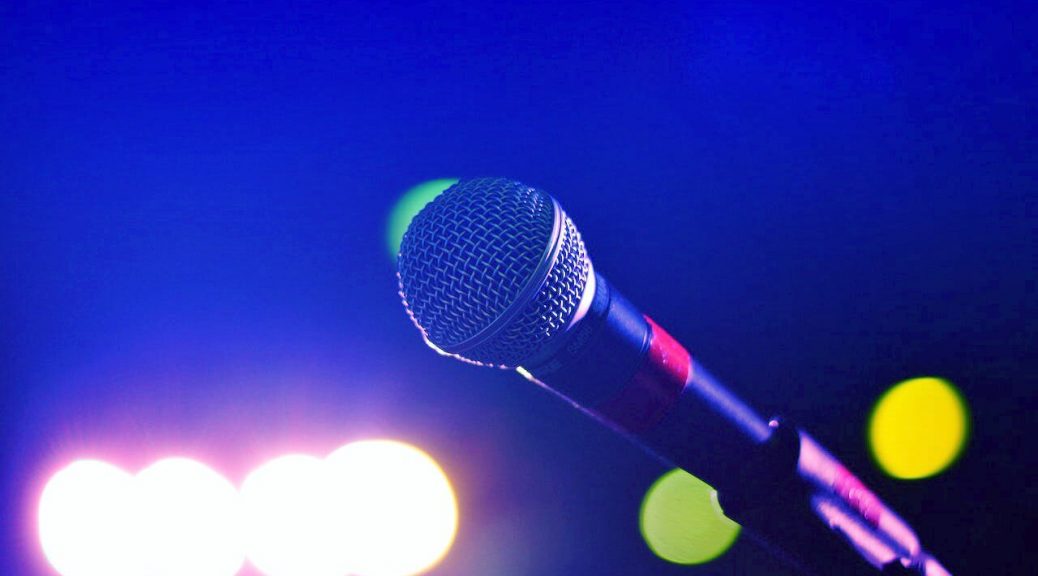 Un micrófono rodeado de luces de escenario.